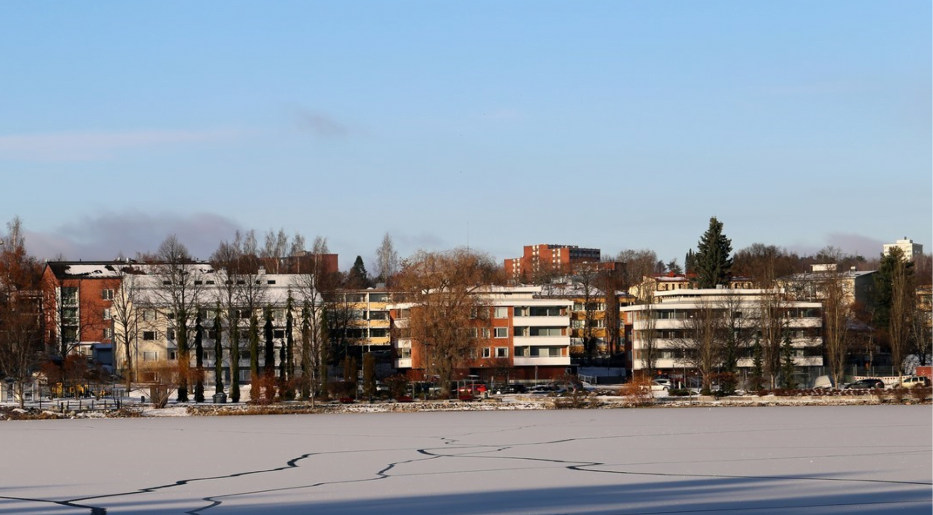 Kuopion kerrostaloja järveltä kuvattuna