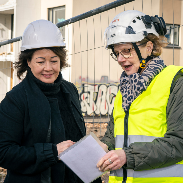 Isännöitsijä Anita Lehtonen ja Senior Advisor Katri Innanen työmaalla