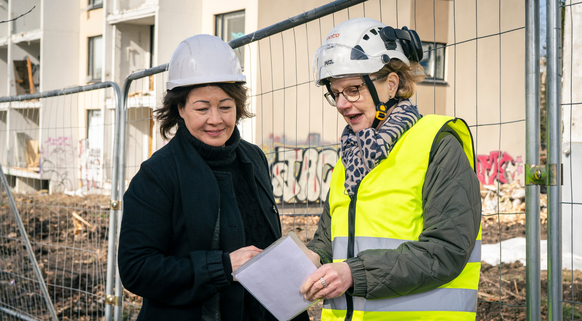 Isännöitsijä Anita Lehtonen ja Senior Advisor Katri Innanen työmaalla