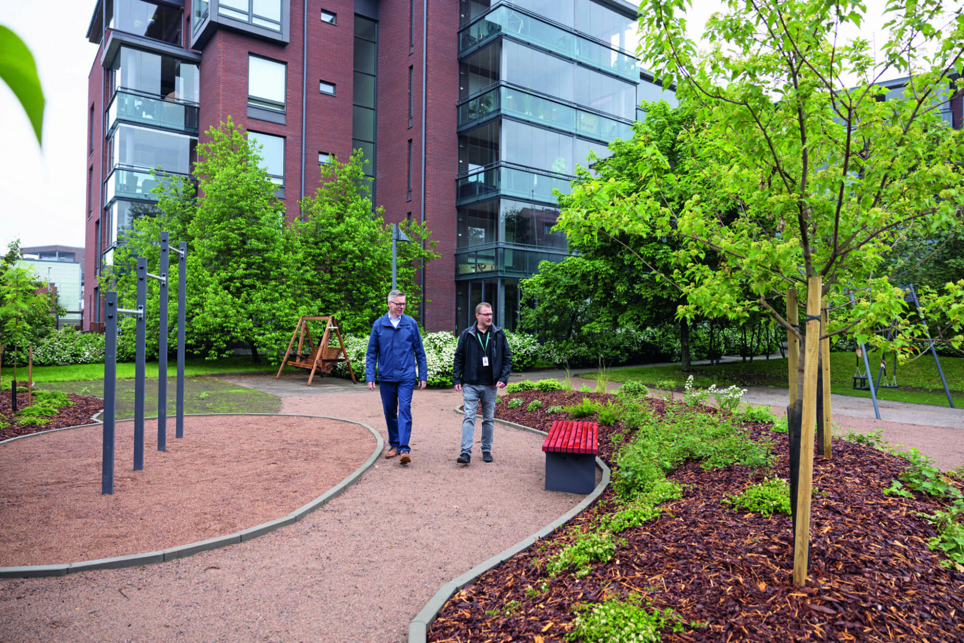 Olemme saaneet palautetta, että piha on yksi alueen tyylikkäimmistä. Se nostaa yhtiön arvoa ja helpottaa huoneistojen myyntiä, sanoo isännöitsijä Kalle Linola (oik.). Vierellä (vas.) hallituksen puheenjohtaja Juha Rintamäki.